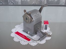 Original Caran D`Ache Spitzer 455 Spitzmaschine + Halterung